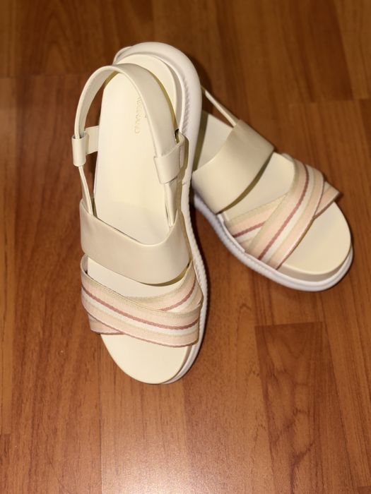 Cole Haan продается