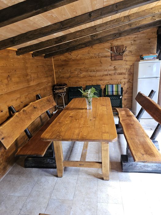 Vând masă cu 2 bănci din lemn masiv cu dimensiuni 2.20 .100 90 ptr ter