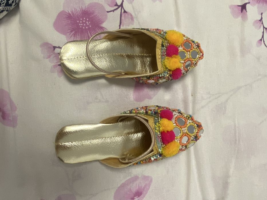 Pantofi fără toc în stil indian pentru fetiță