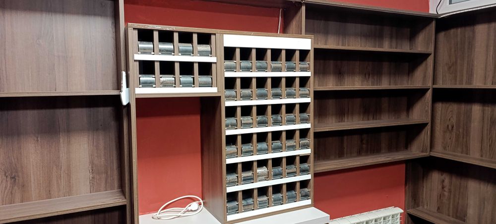 Продавам стелаж за цигари с ниша за кафе машина
