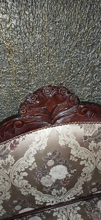 Продаётся антикварный комплект мебели диван и 4 кресла для гостиной