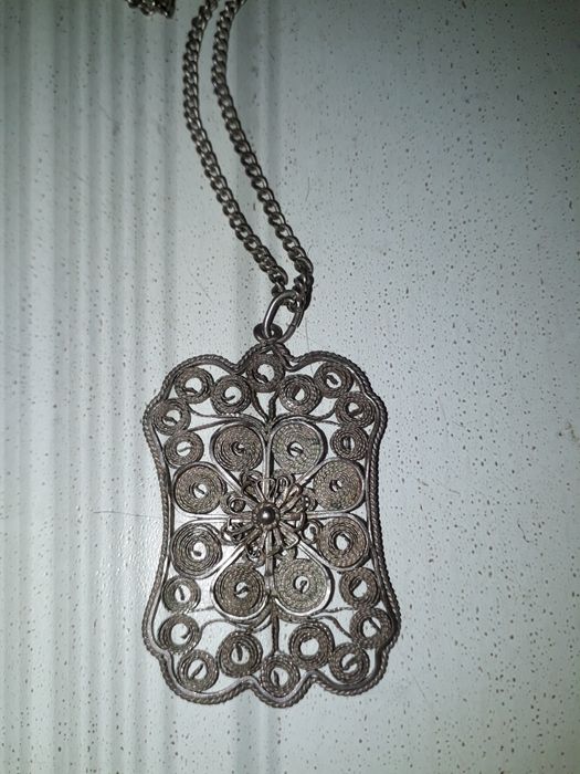 Сребърно колие и 2 брошки от филигран