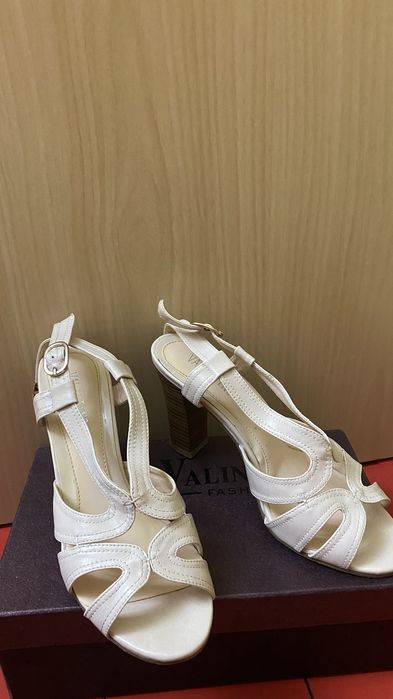 Все платья по 5000 тг