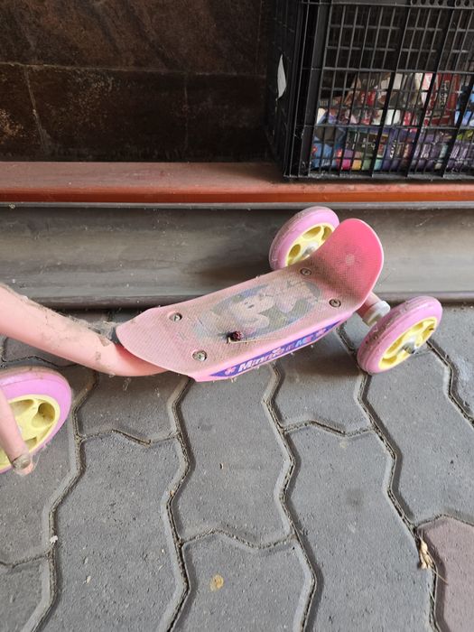 De vânzare trotineta de fetite 3-6 ani