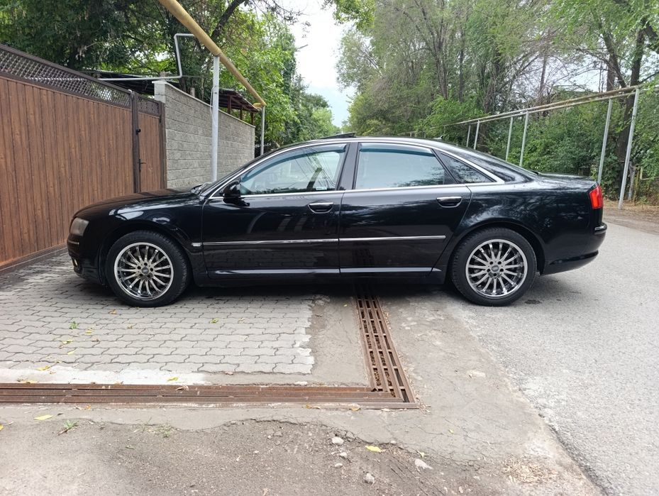 AUDI A8 QUATTRO V8  Full options.