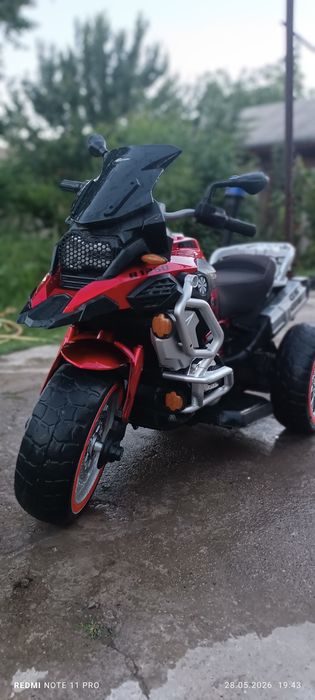 Bolalar uchun mototsikl kalitda o't oladi