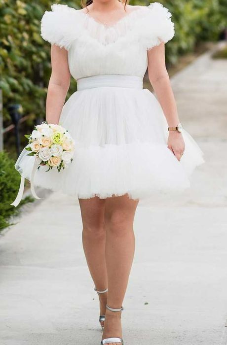Vand rochie din tulle cu detaliu pe umeri