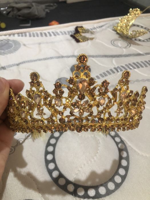 Yangi taqilmagan 2 ta karona, bitta tillaqosh va zirak.