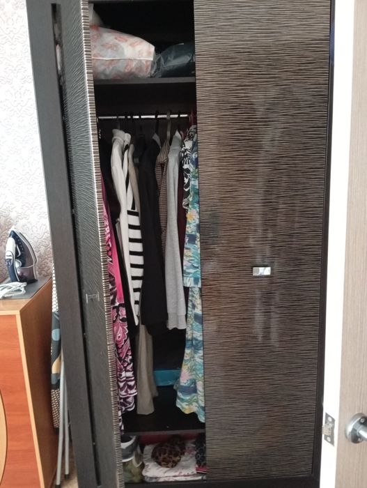 Продается шкаф двухдверный