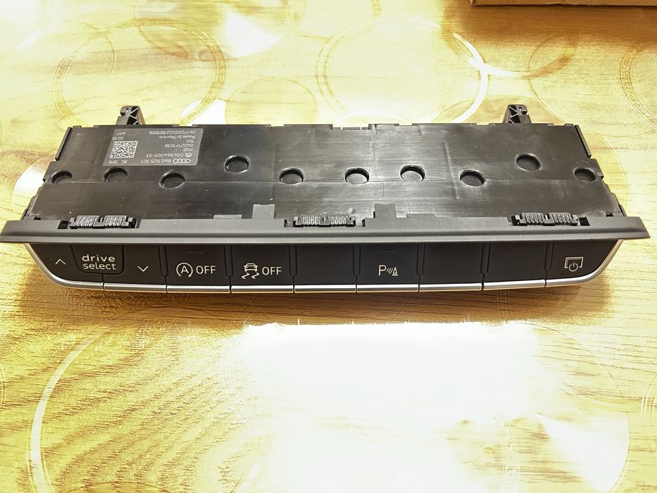 Панел с копчета Audi A4 B9 - 8W0925301