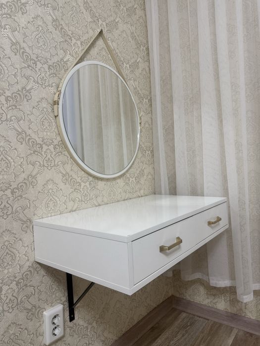 Продам туалетный столик  с зеркалом