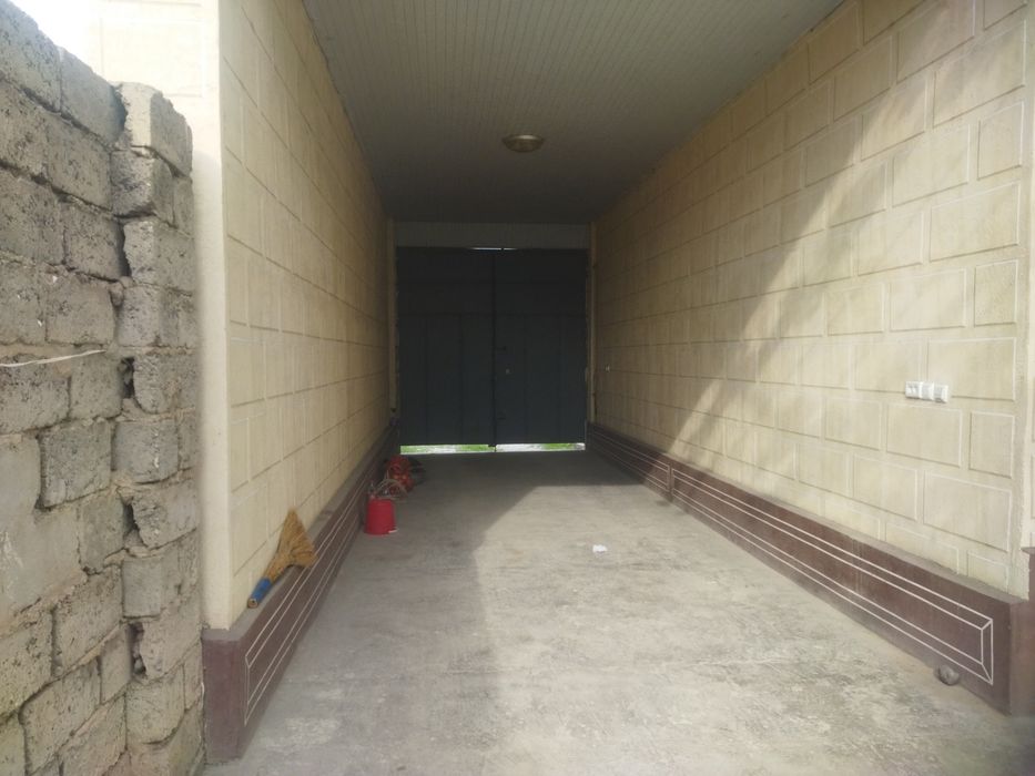 Uy sotiladi 3 sotix svet gaz hammom hamma sharoitlari bor 6 ta xona