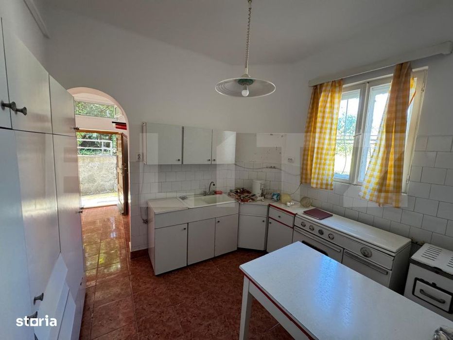 Casa spatioasa cu 6 camere, teren 700 mp, garaj si terasa