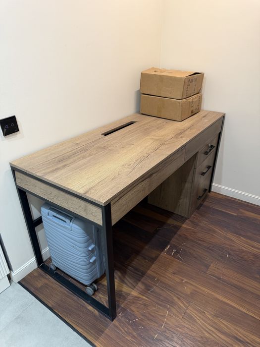 Рабочи стол с тумбой