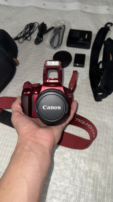 Canon EOS 1100D kit 18-55 красный