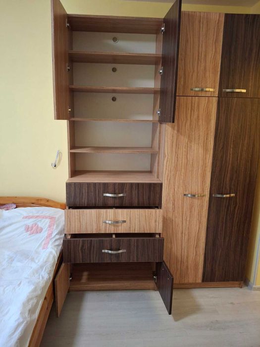 Продавам секция-400 лв. и масивна маса с мраморен плот-200 лв.