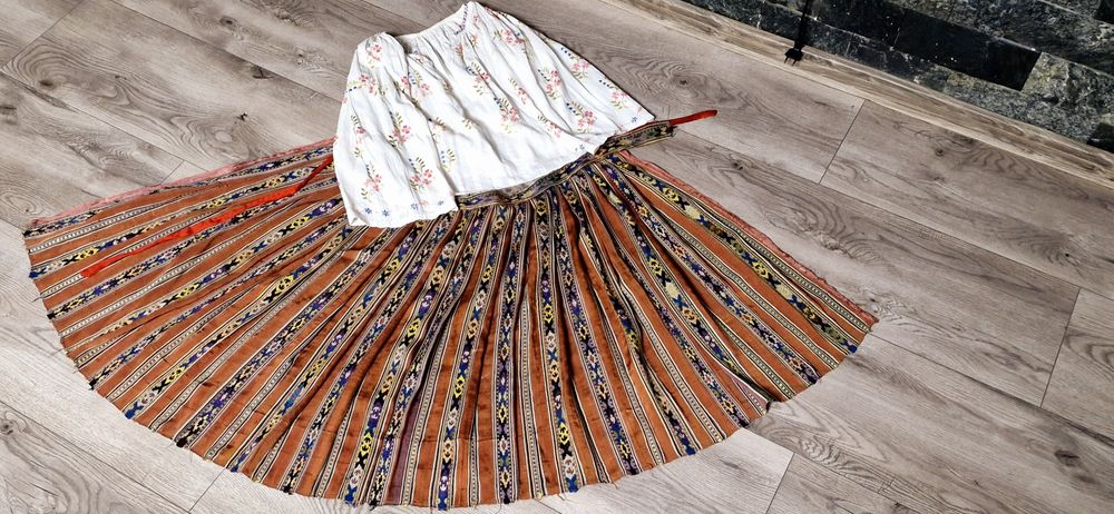 Ie și valnic din matase