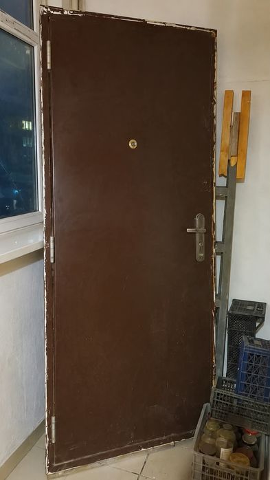 Входная металлическая дверь б/у — 90×200 см