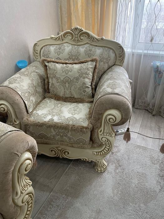 Продаётся мягкий уголок, диван и 2 кресла