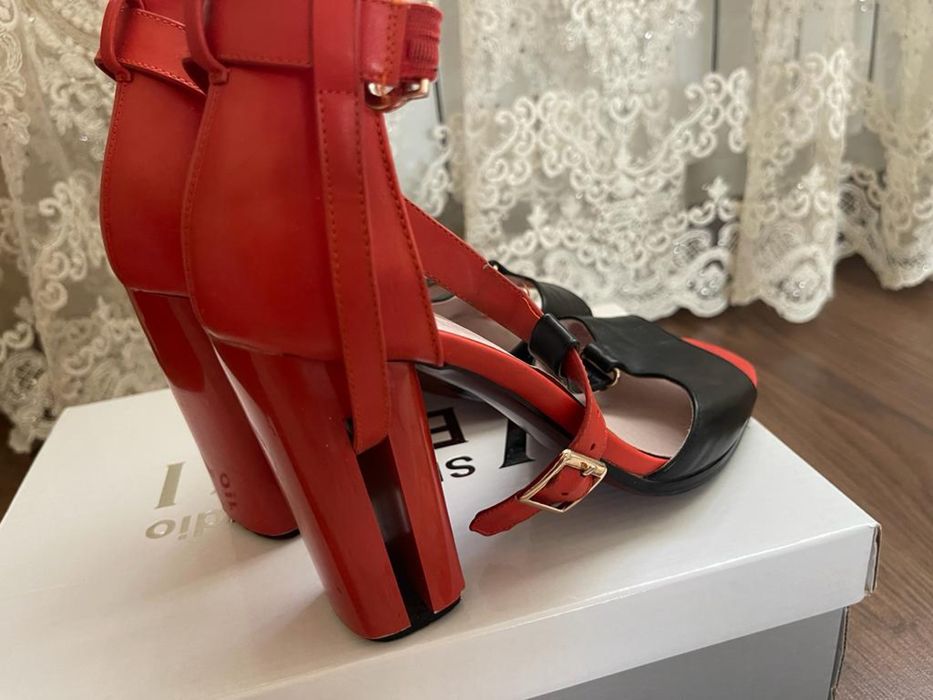 Босоножки на каблуках