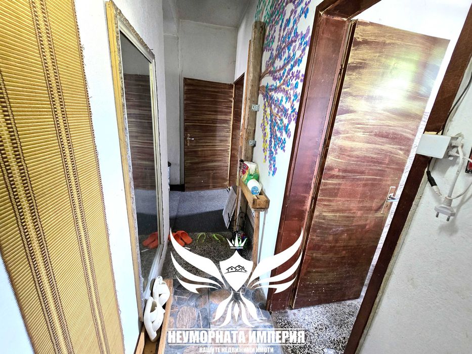 Продавам обзаведен тристаен с площ от 120 кв.м. с 1/2 двор в град Смолян квартал Каптажа