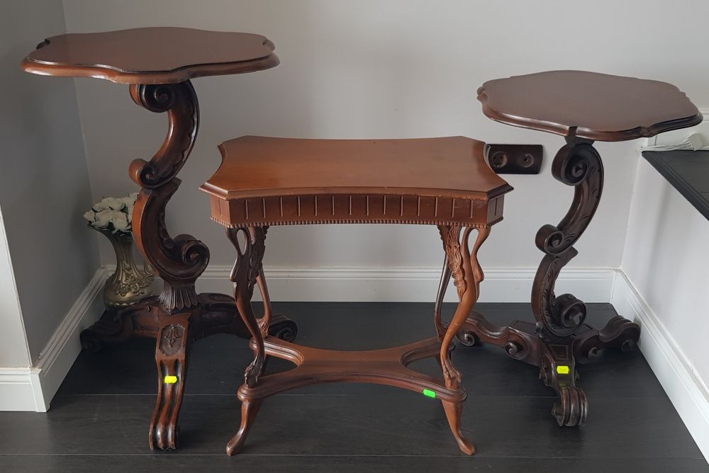 Măsuță veche Art Nouveau din lemn masiv sculptat