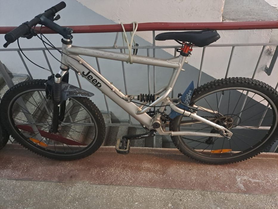 Bicicleta cu suspensii
