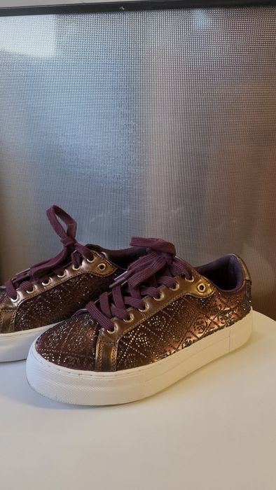 Adidasi Guess cu pietricele