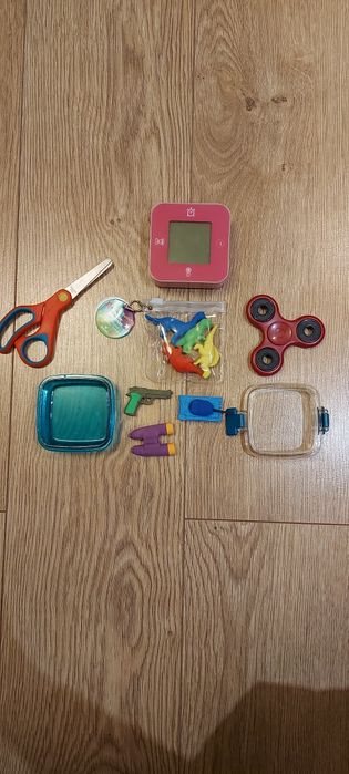 Комплект пособия за училище, гумички, будилник, ножичка, спинер, 20 лв
