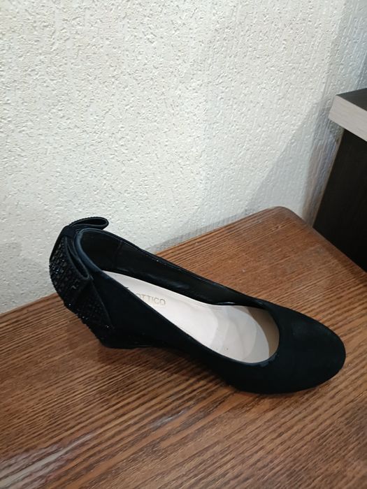 Продам замшевые  туфли ,отделка камнями.Замш натуральный.