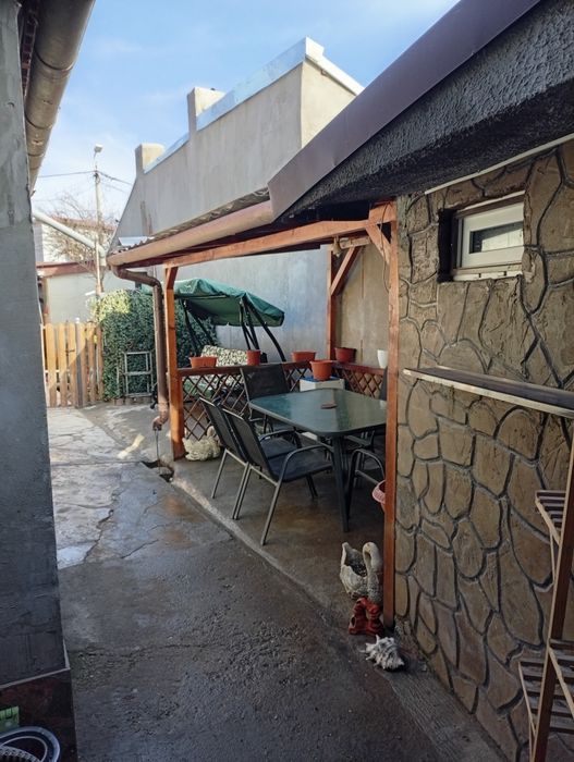 Vând 1/3 din casă +curte