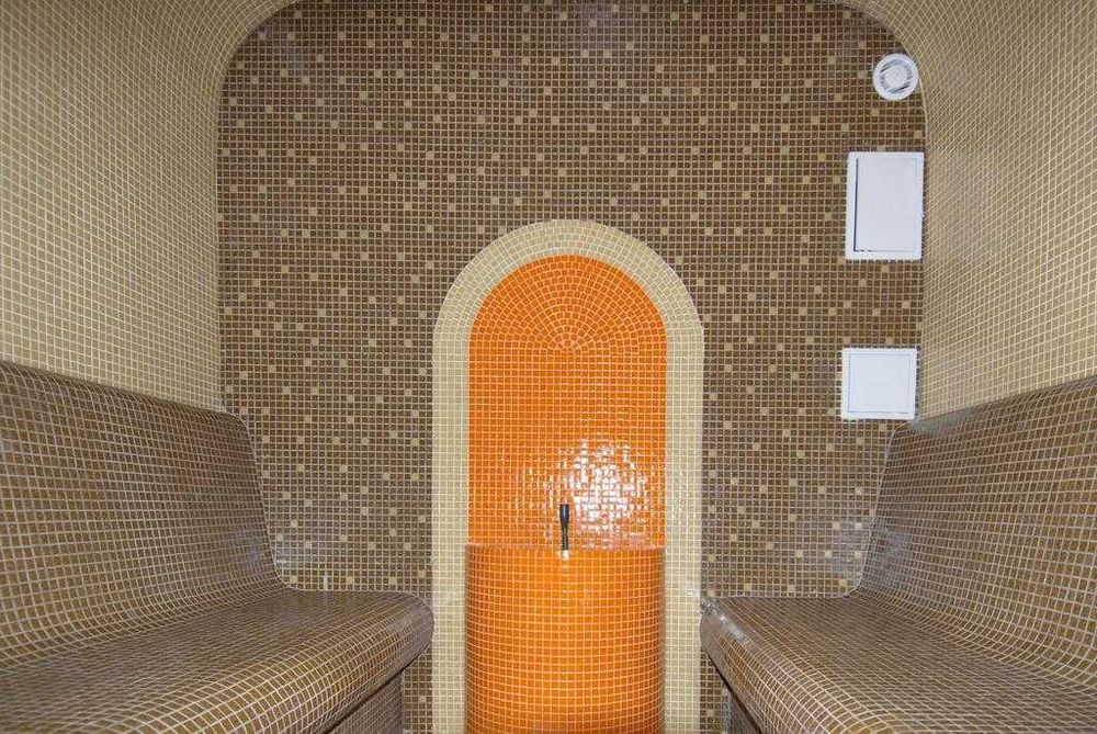 Работещ хотел с ресторант и басейн в гр. Несебър.