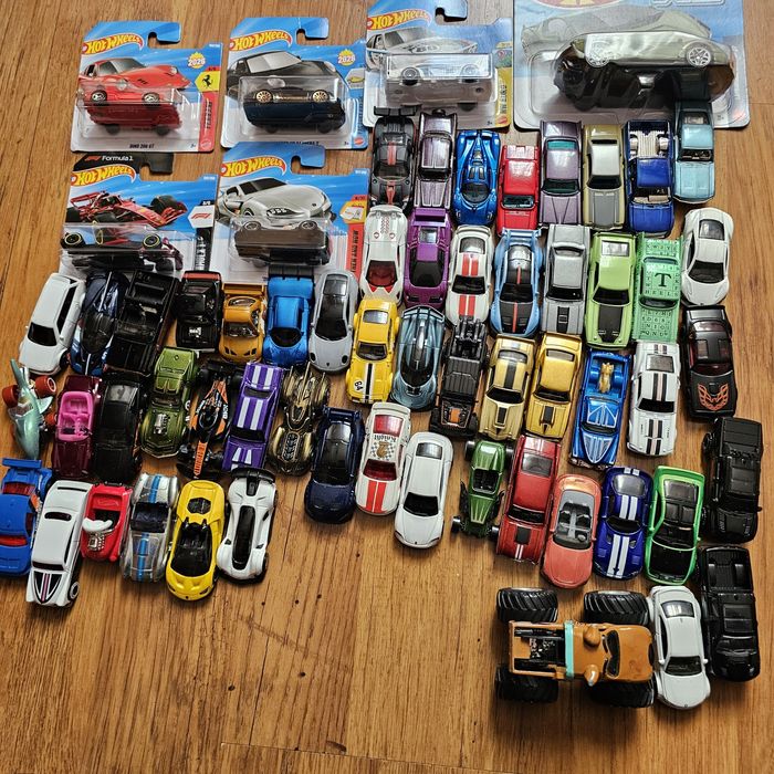 Hot Wheels колички.