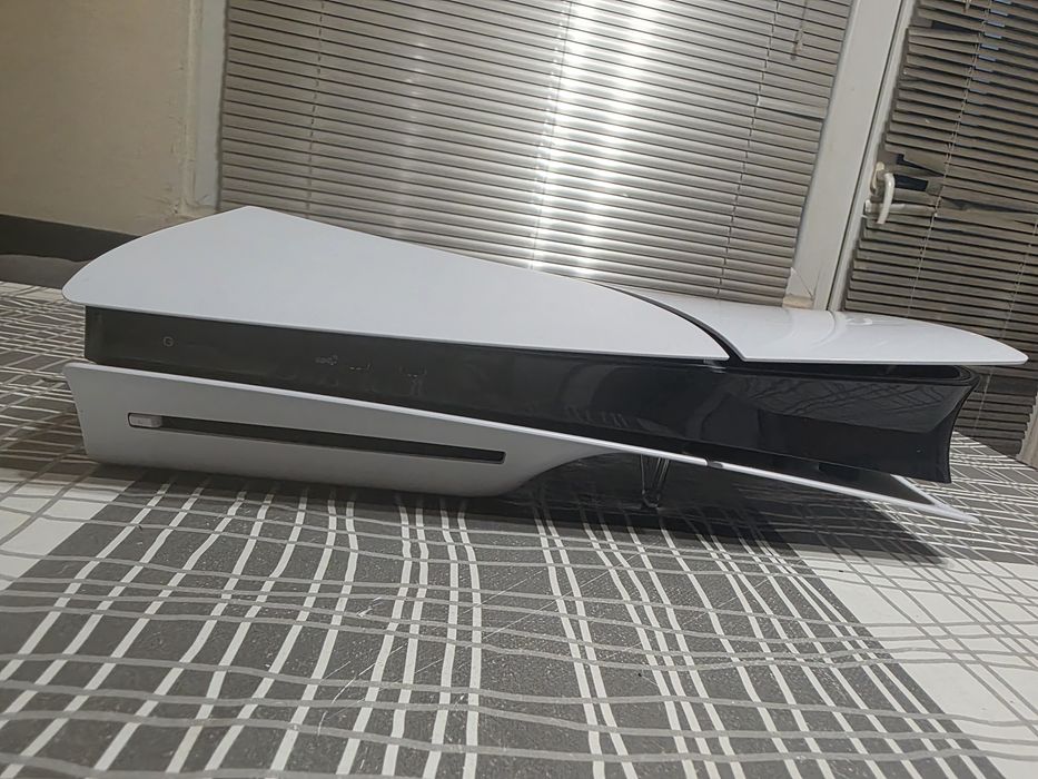 Продавам PlayStation 5 Slim с дисково устройство перфектно състояние с гаранция!