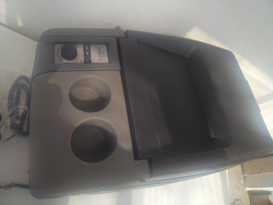 Авто хладилник indel B, с компресор SECOP, обем 31 литра
 цвят Черен/С