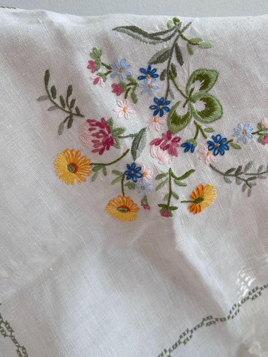 Красива покривка с нежна бродерия