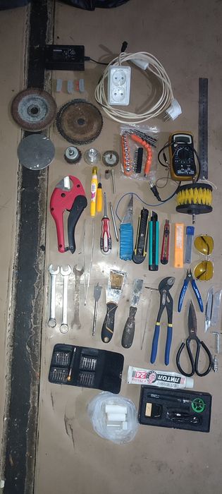 Различные инструменты, ключи, паяльник юсб, ножницы для труб, тестер,
