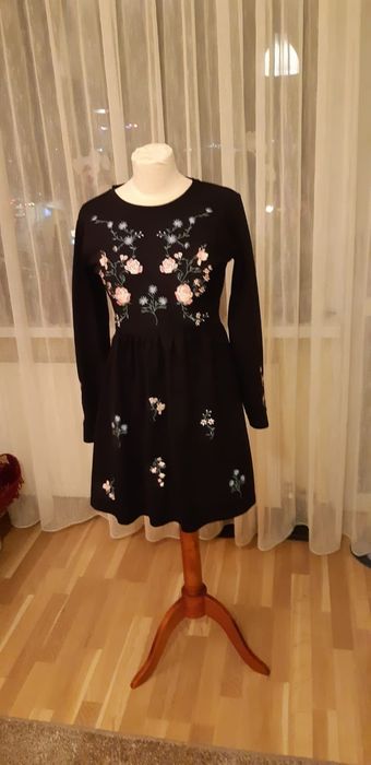 Vand rochii de ocazie sau casual