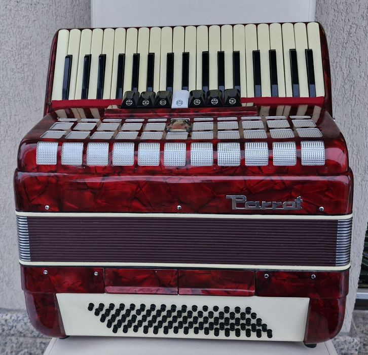 Vând acordeon Parrot cu 80  basi