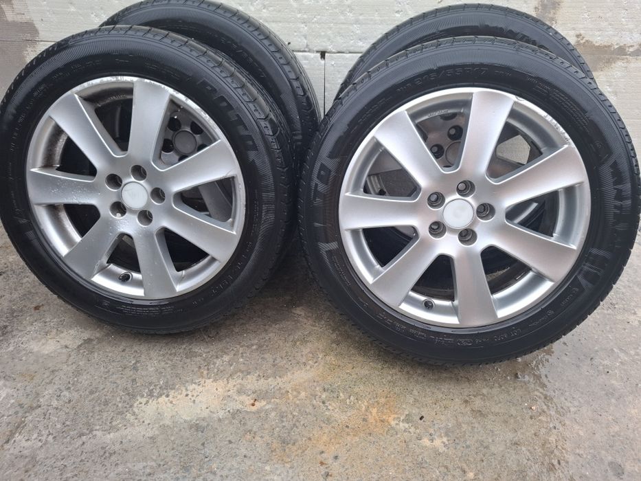 Продавам 4 броя  алуминиеви джанти с гуми R .17 Всесезонни.