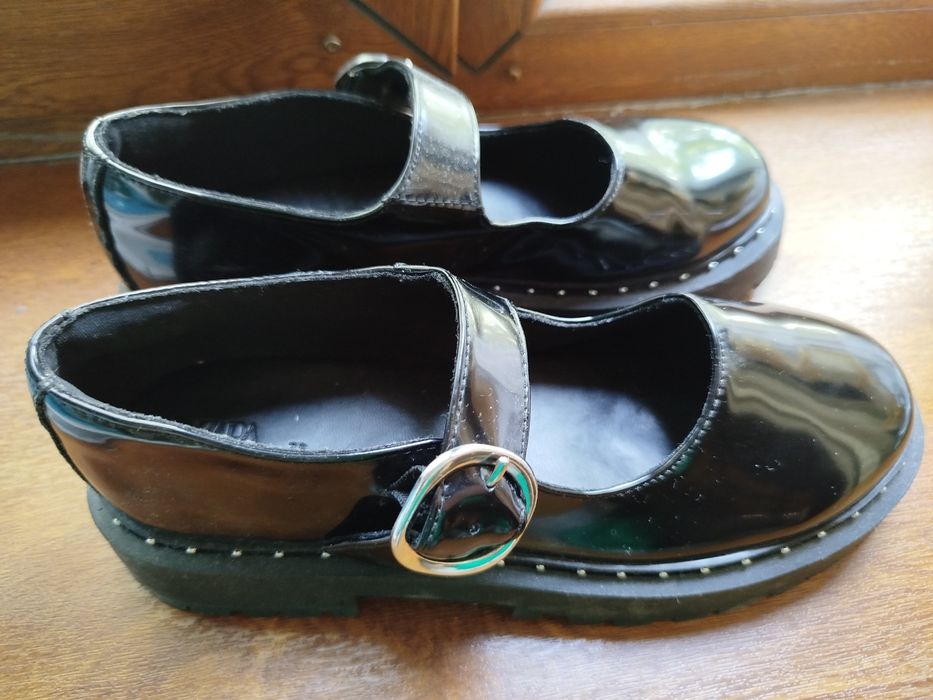 Продам школьные туфли