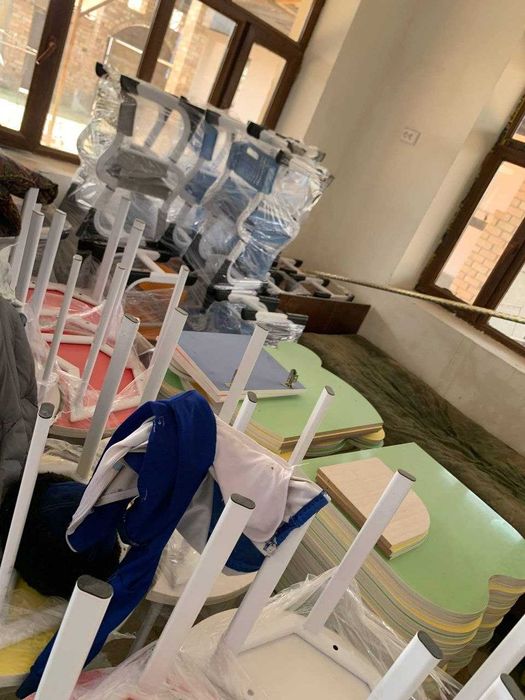 Болалар боғчаси учун таёр мебель бор.