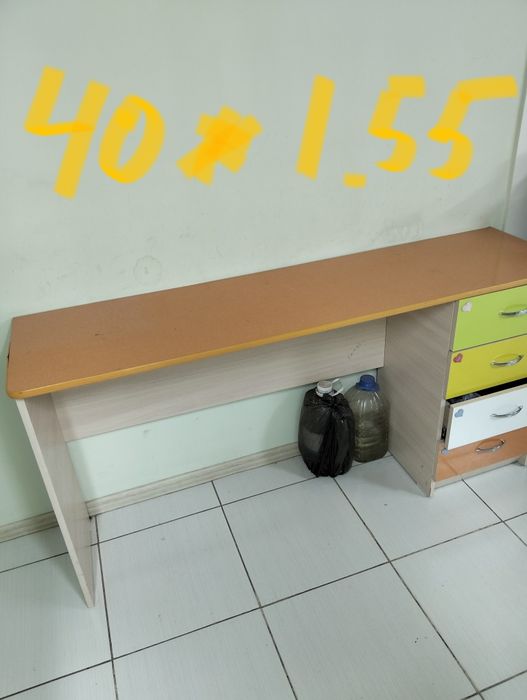 Продам два  стола и тумбочку