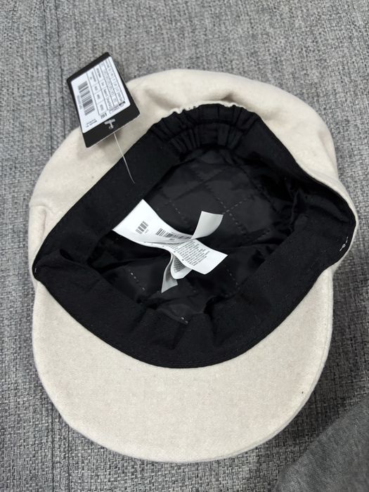 Palarie de dama crem pufoasa