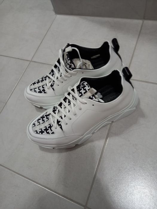 Чисто нови мъжки спортни обувки от естествена кожа.