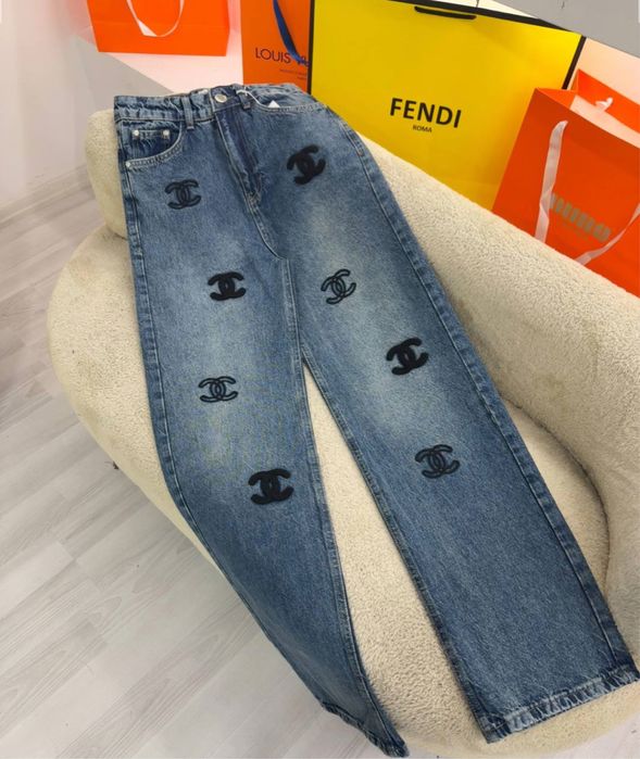 Налични дамски дънки.