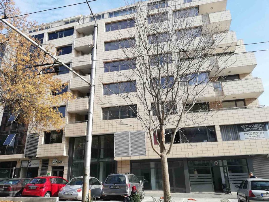 Продава се Тристаен апартамент в Варна, Зимно кино Тракия - 220 кв.м за 4546 €/кв.м - Снимка #2