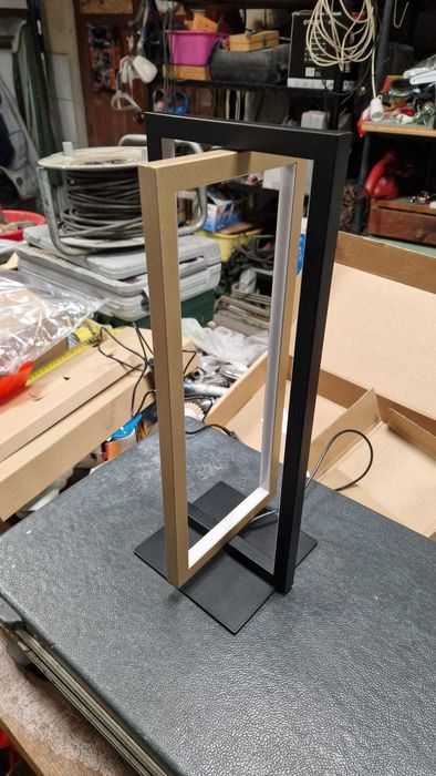 Lampă de Masă LED Tactil Dimmabilă Modernă – Negru Aur