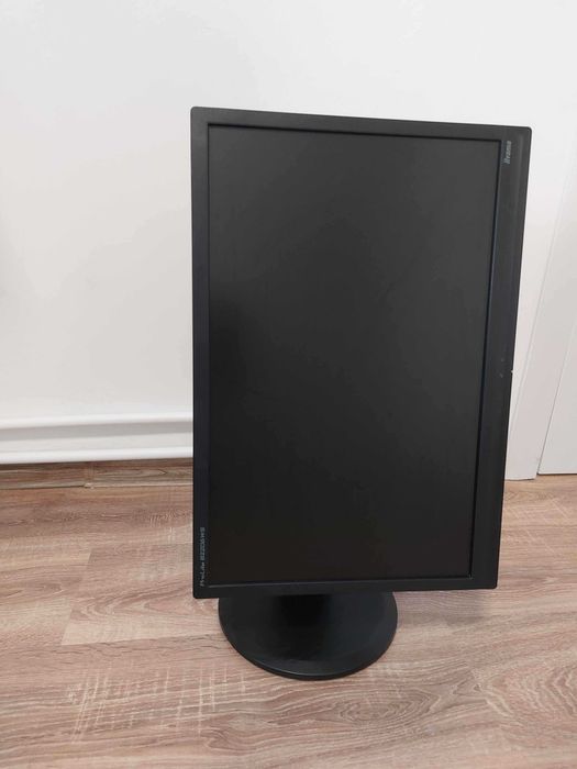 Monitor IIyama ajustabil, orizontala/verticala.
