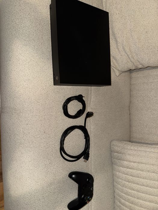 Xbox one x 1 Tb + o manetă si stație de incărcare cu baterie